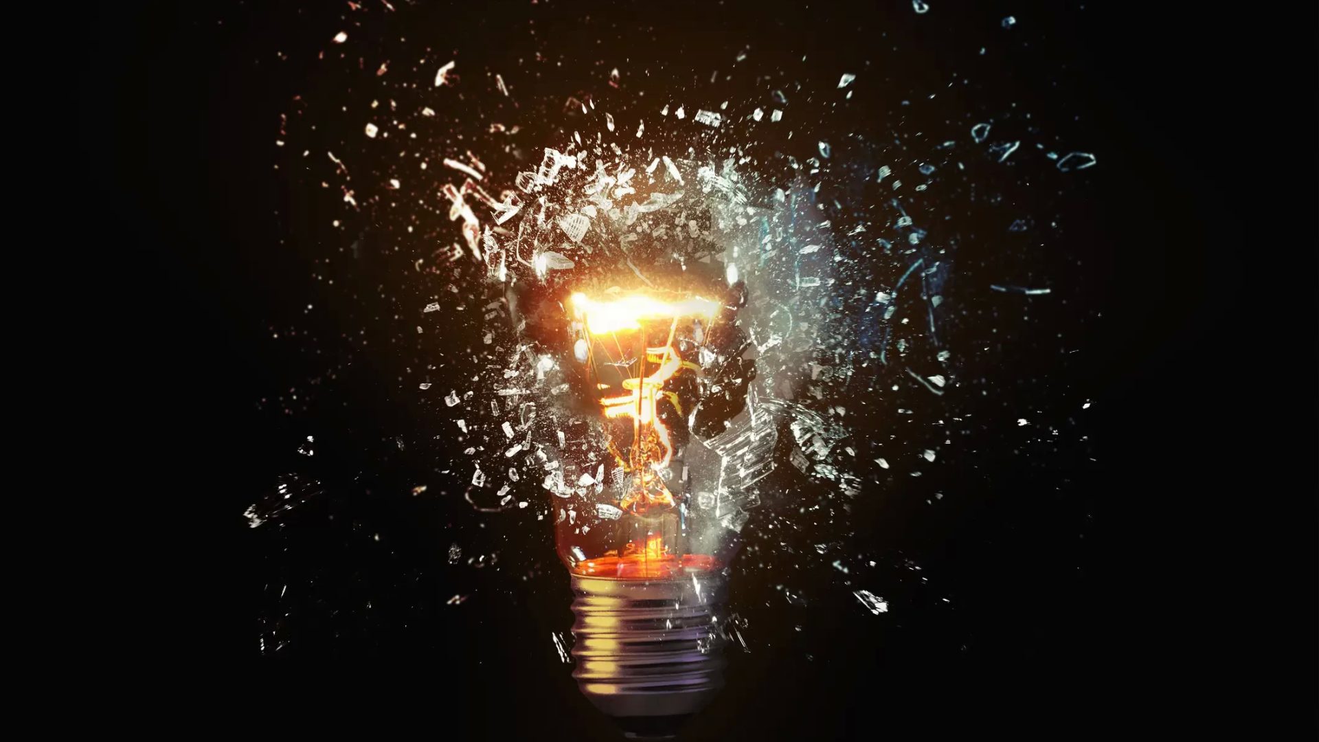 Explodierende Glühbirne im Dunkeln, Konzept für kreatives Denken und innovative Ideen.