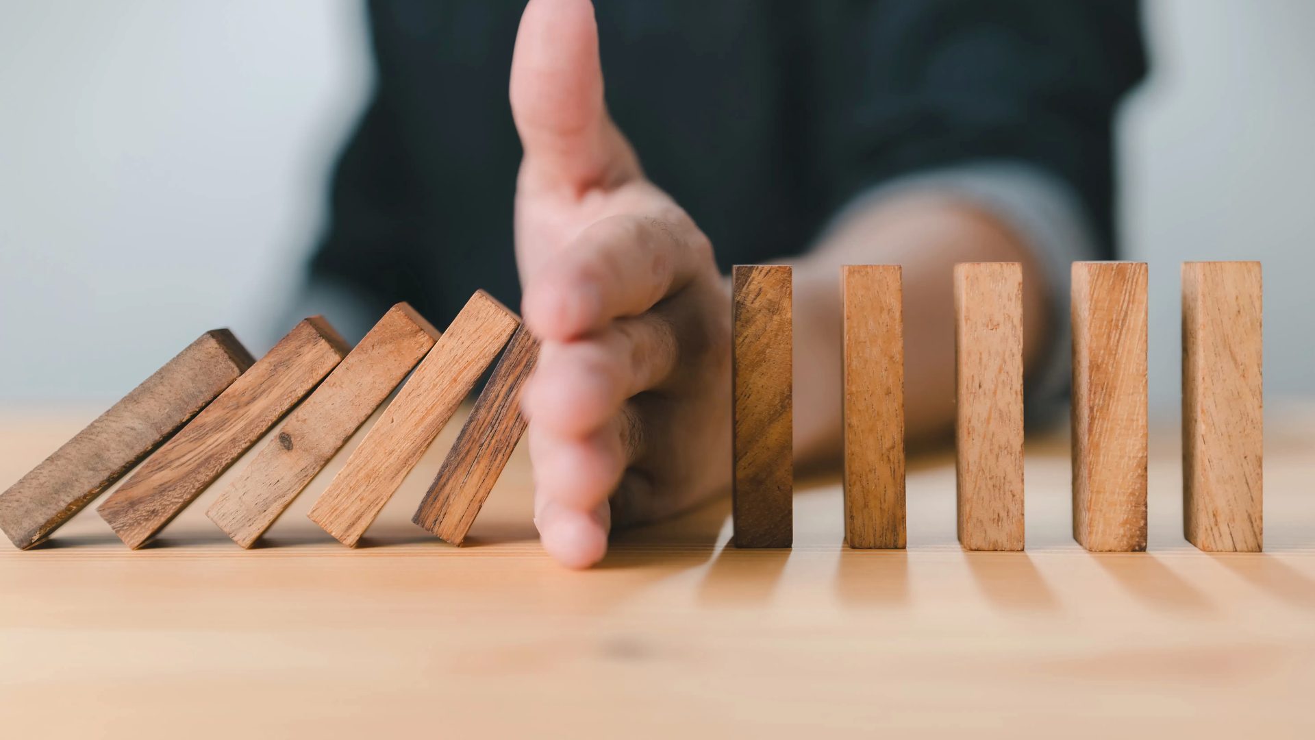 Risikomanagement konzept mit dominosteinen