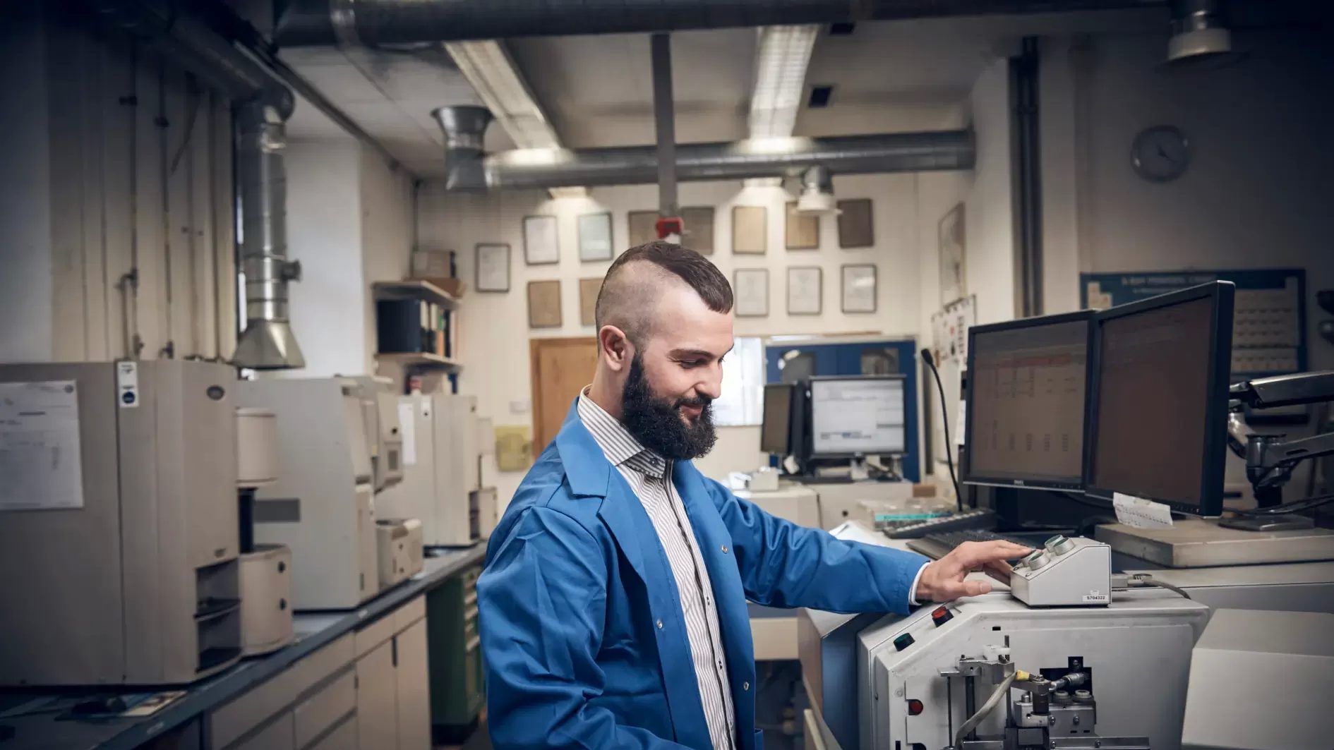 Qualitätskontroll-Experte überwacht Prüfgeräte in einem metallurgischen Labor