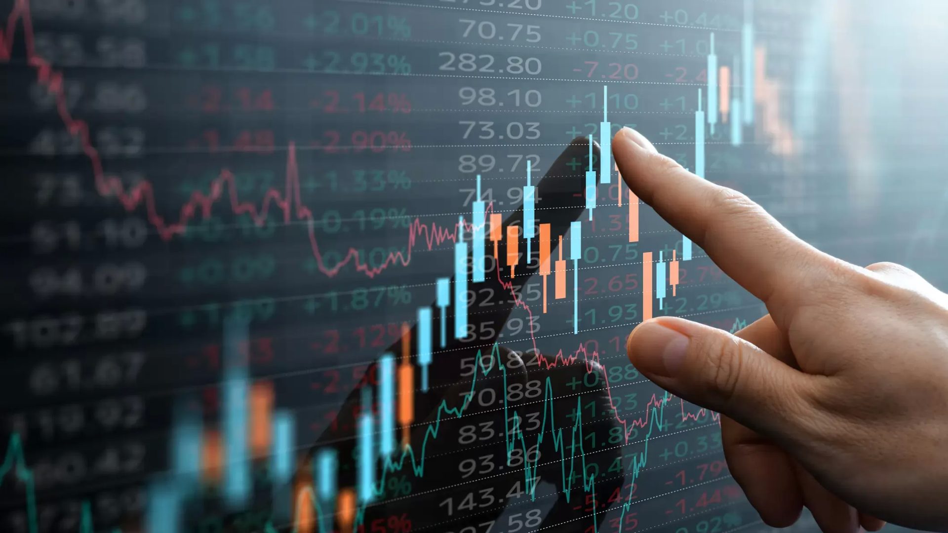 Börsenanalyse Finger zeigt auf Aktienkursdiagramme