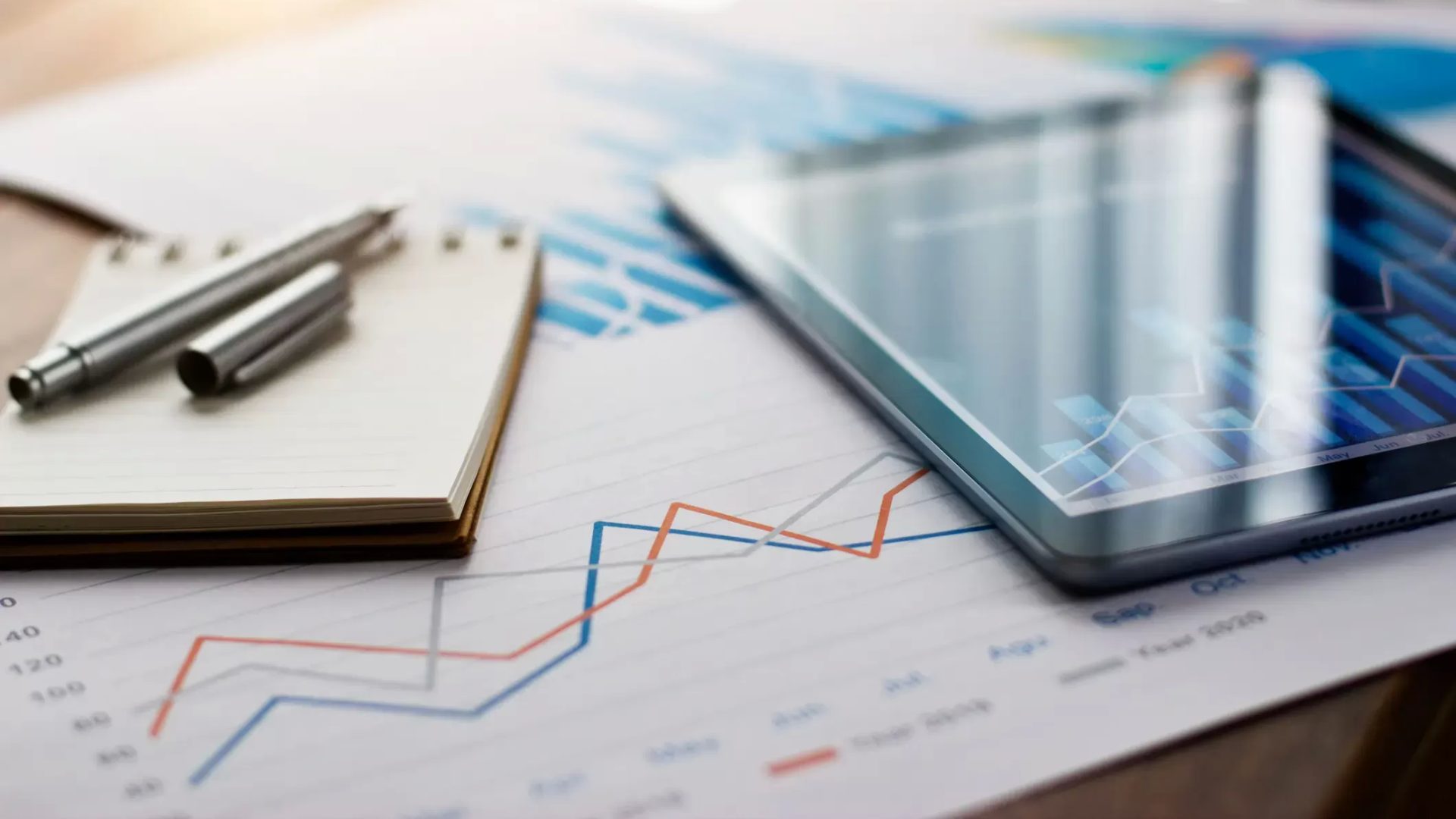 Geschaefts analyse bericht tablet stift notizbuch