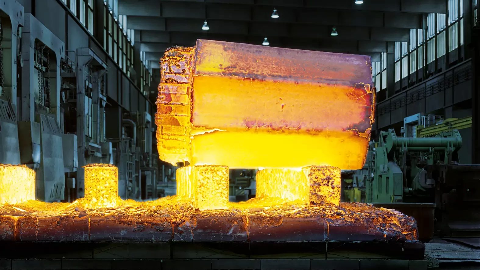 Gluehender stahlblock bearbeitung