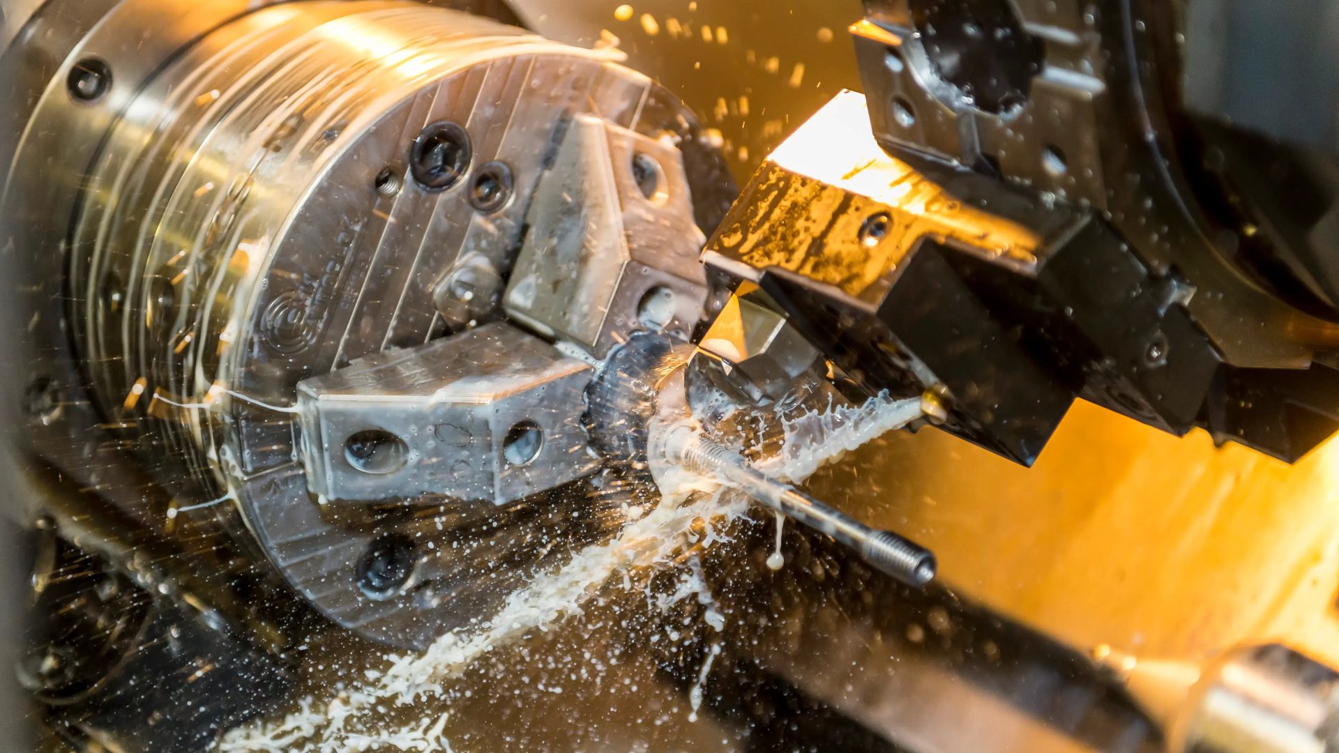 Cnc drehmaschine in aktion stahlbearbeitung