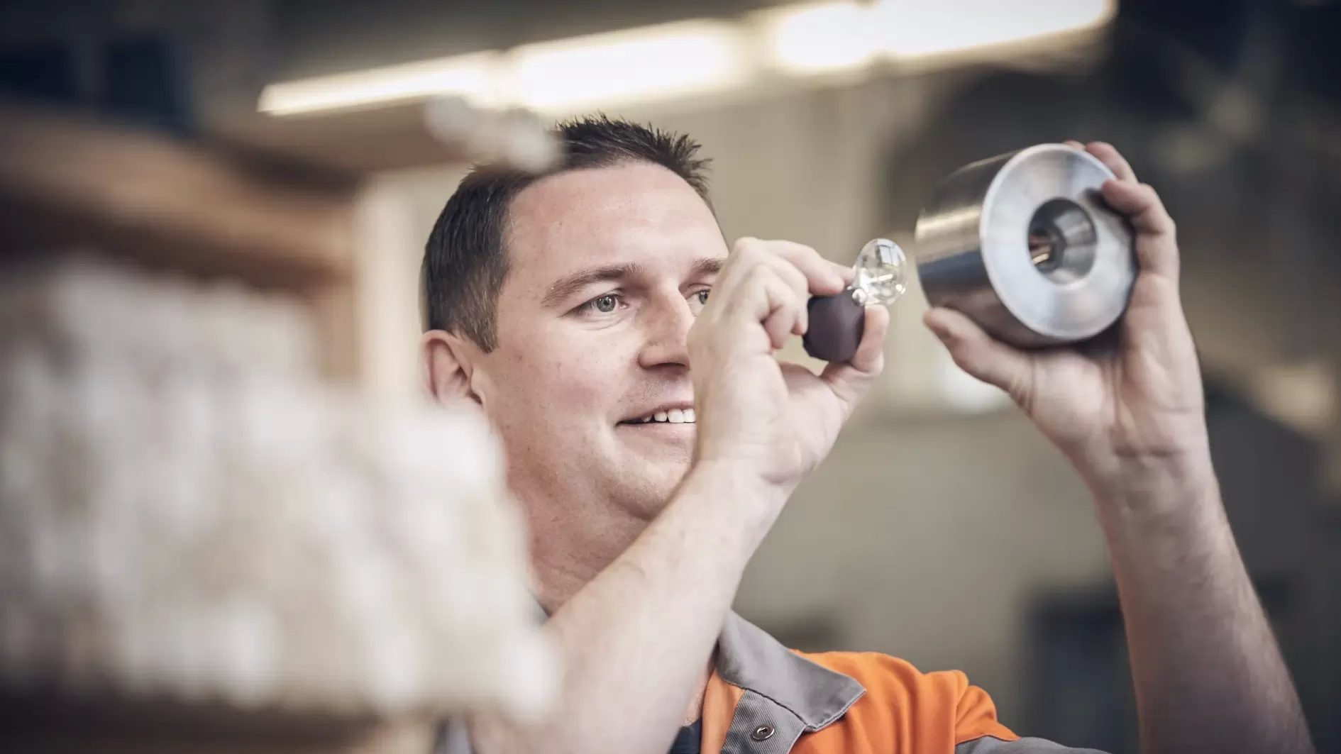 Mitarbeiter qualitaetskontrolle stahl