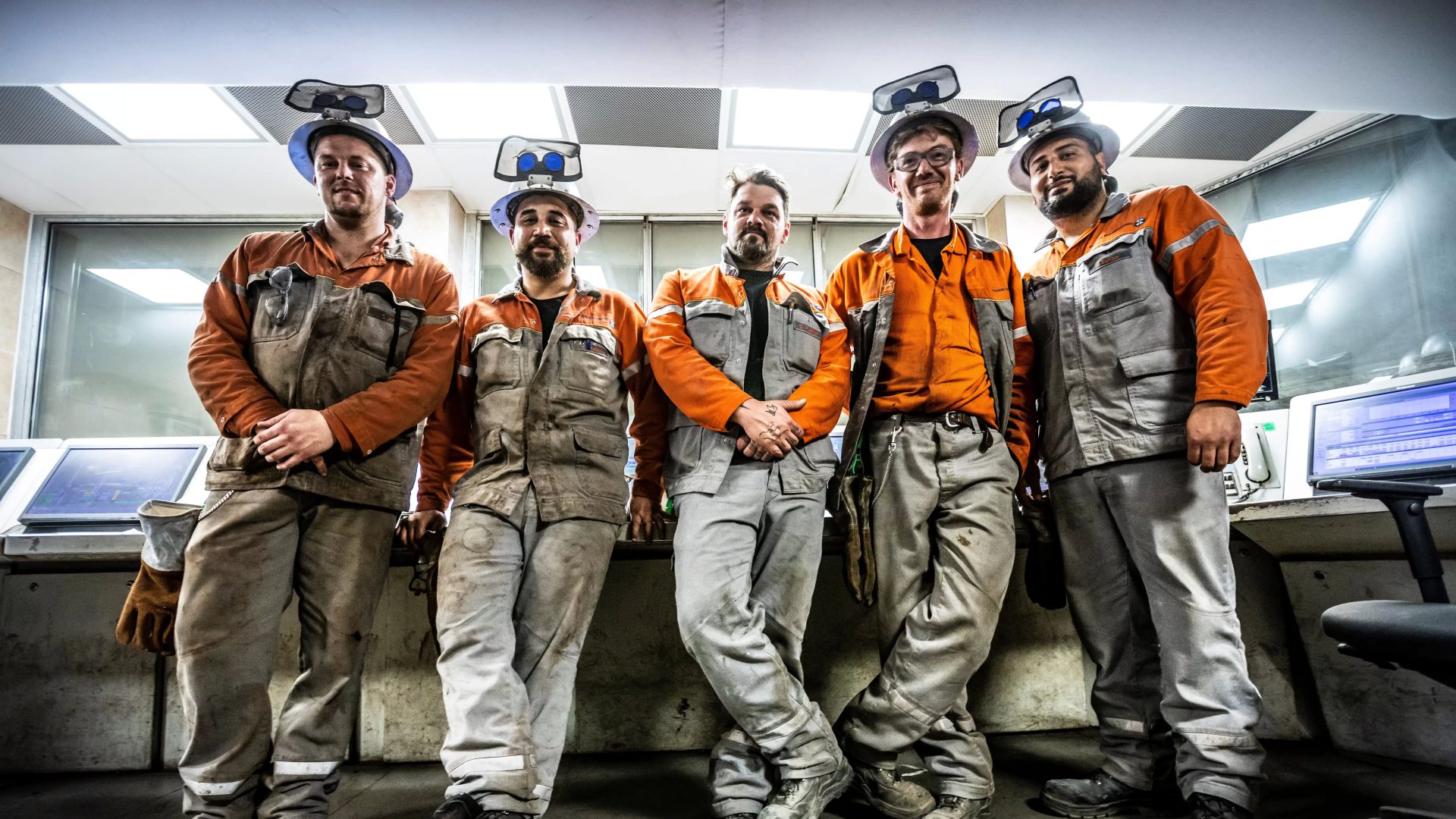 Arbeitsteam stahlwerk kontrollraum