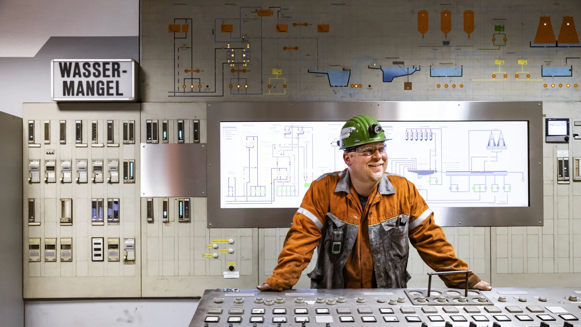 Stahlarbeiter an kontrollpult stahlwerk