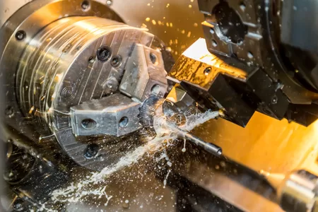 cnc-drehmaschine-in-aktion-stahlbearbeitung