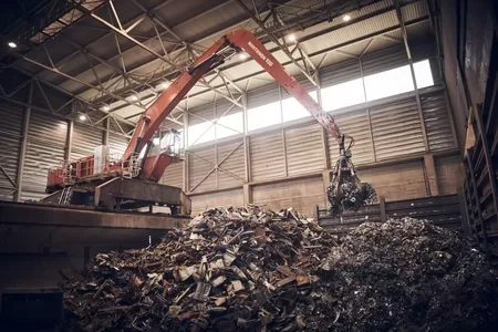 industrieller-schrott-recycling-bagger-kreislaufwirtschaft