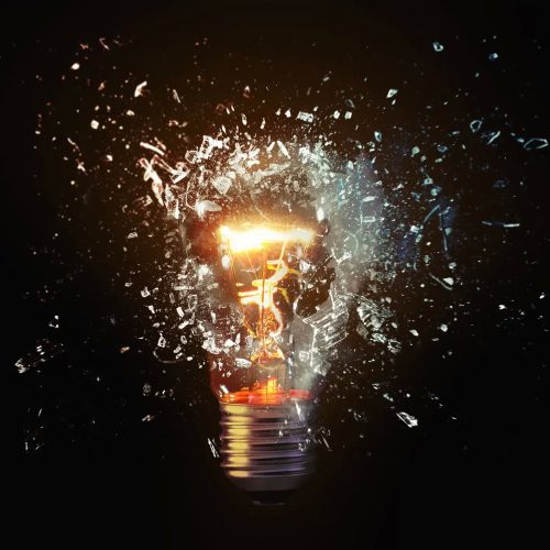 Explodierende Glühbirne im Dunkeln, Konzept für kreatives Denken und innovative Ideen.