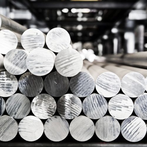 Querschnitt von Edelbaustahl staebe im Lager eines Metallverarbeitungsbetriebs.