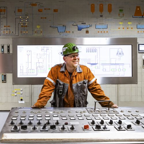 Stahlarbeiter an kontrollpult stahlwerk