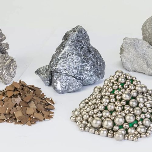 Verschiedene haufen von Legierungszuschlägen.