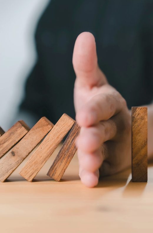 Risikomanagement konzept mit dominosteinen