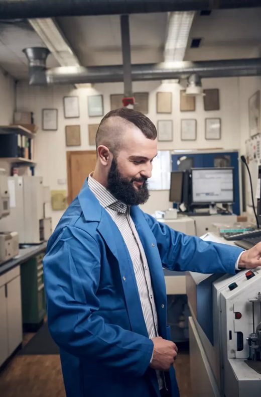 Labor techniker bediene maschinelles pruefgeraet