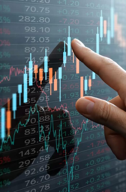 Finanzexperte analysiert steigende Aktienkurse auf digitalem Börsendiagramm.