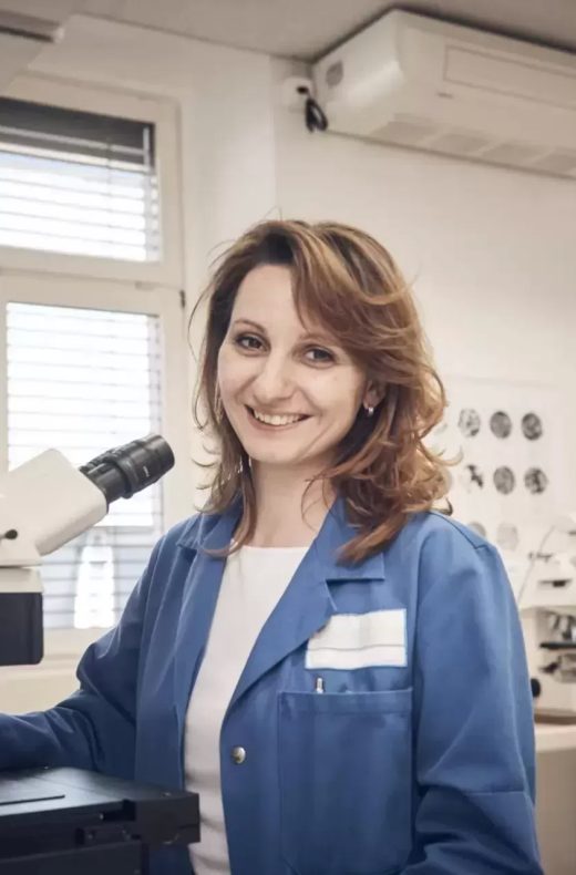 Wissenschaftlerin mit mikroskop im labor