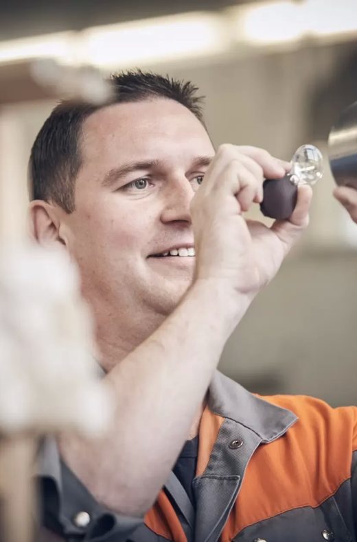 Mitarbeiter qualitaetskontrolle stahl