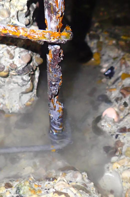 Korrodierter stahlbeton wasserunterlauf