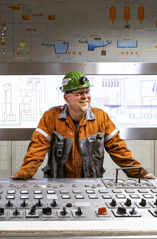 Stahlarbeiter an kontrollpult stahlwerk